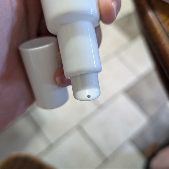 Tinted Moisturizer in Honey Light 1.5fl.oz. 42mL - Picture 3 of 11